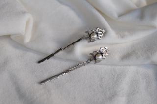 Pearl dangle earring photo